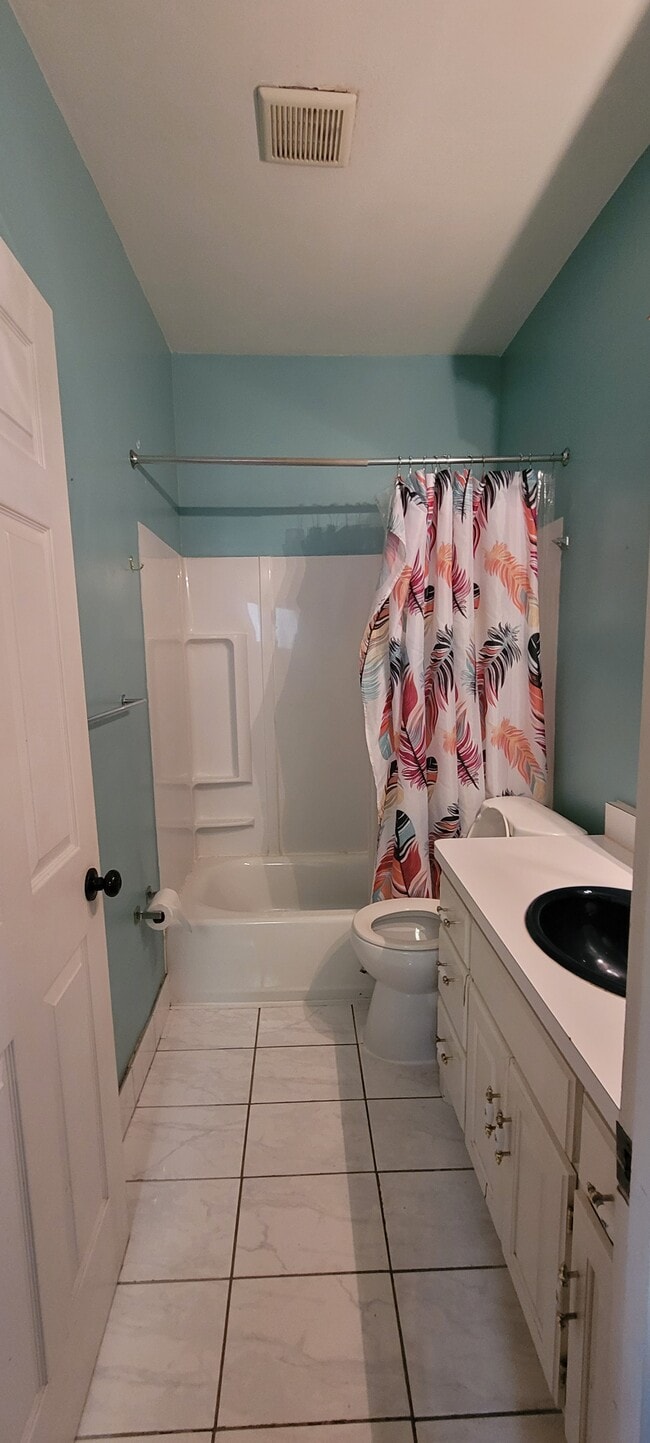 Baño completo - 1023 James Ave N Unidad 1023