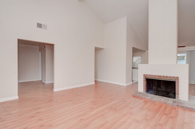Photo - Spacious End-Unit 2 Bed, 2 Bath with Den For Lease in Irvine