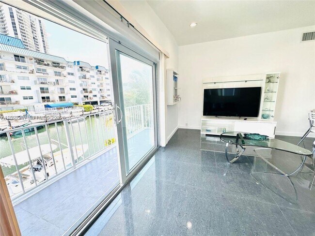 Photo - 3751 NE 170th St Unidad 4