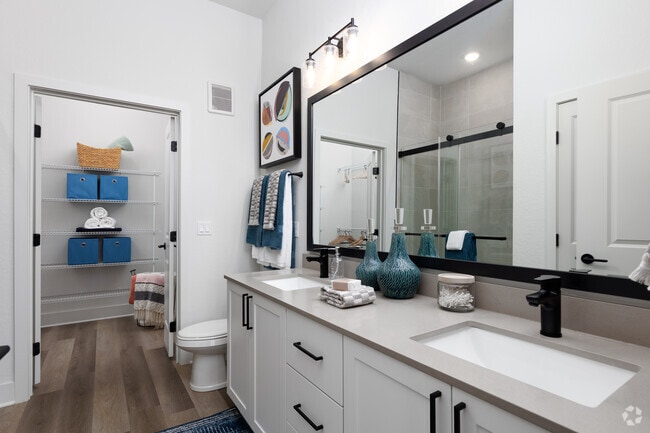2BR, 2BA - 1071SF - Primary Bathroom