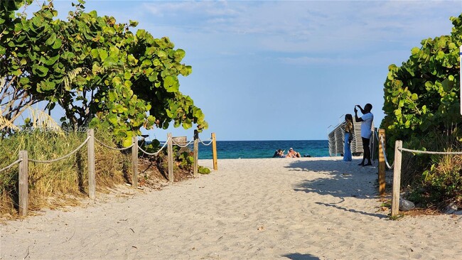 Building Photo - 7629 Dickens Ave Unit 7