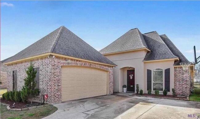 Building Photo - 3 Bedroom House in Gated Community| Community Pool