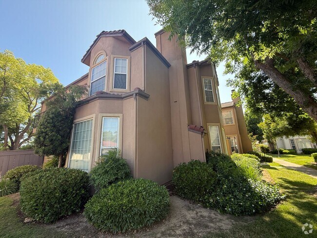 Building Photo - Must See!! Gorgeous 2 Bedroom, 2 Bathroom ... Rental