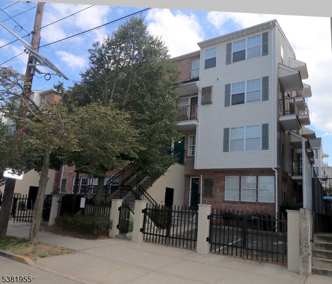 Building Photo - 76 Union St Unit A 9 Rental