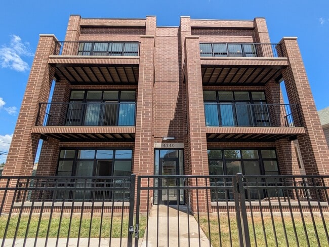 Building Photo - 4740 W Addison St