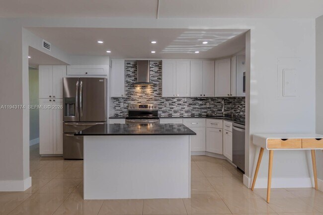 Building Photo - 20291 NE 30th Ave Unit PH08