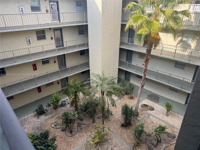 Building Photo - 1800 SW 81st Ave Unit 1414