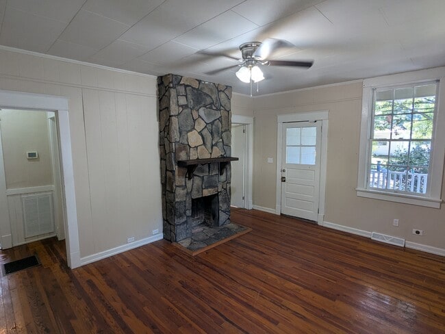 Photo - 220 E 3rd St NE