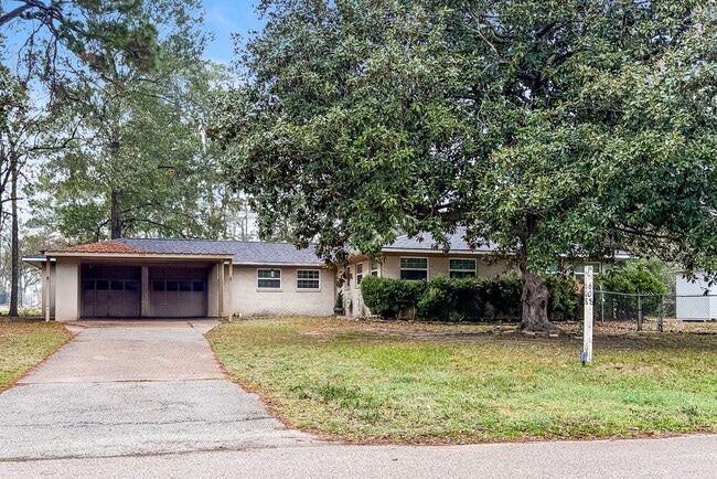 Building Photo - 608 Hilliard St