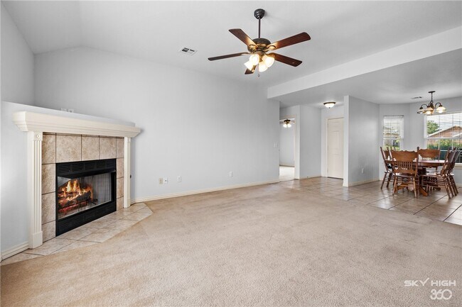 Photo - 1002 Applewood Cir