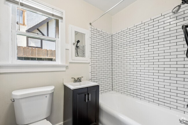 1BR, 1BA - 900SF - Bathroom
