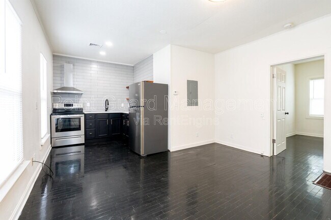 Building Photo - 1827-1829 W Walker Ave Unit 2