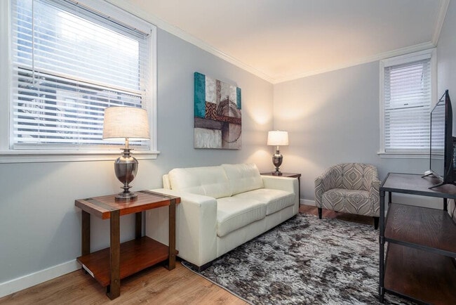 Building Photo - 1556 N La Salle Dr Rental