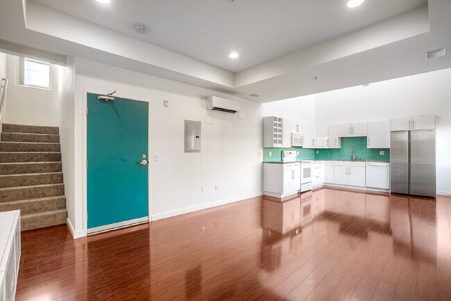 MODERN TOWNHOME, 2 EN SUITE BEDROOMS ON SEPARATE LEVELS, PRIVATE ROOF DECK WITH SUNSET VIEWS
