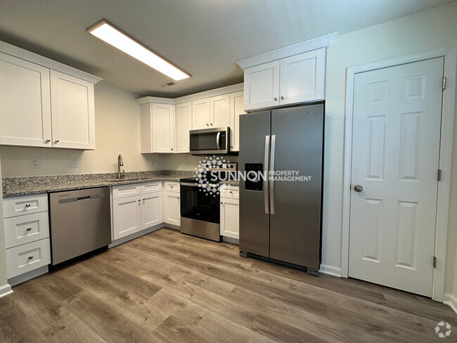 Building Photo - Beautifully Remodeled 4 BR Rental