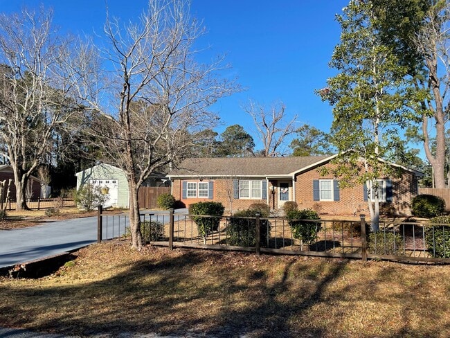 Building Photo - Fall in love with this 4 bedroom/ 2 bathroom single family home!