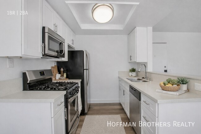 Photo - 1533 N Martel Ave Unit 306