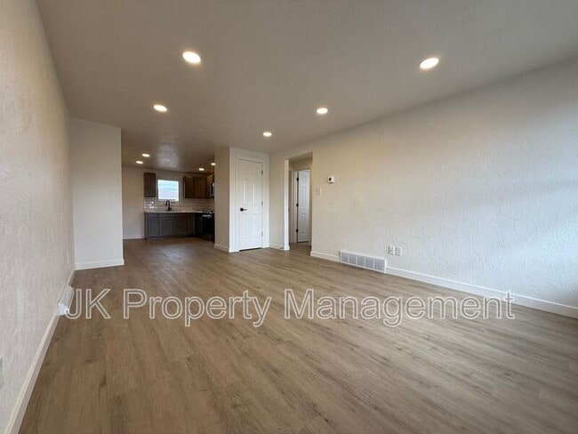 Photo - 2006 6th St NE