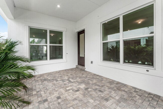 Photo - 888 SW Newfield Ave