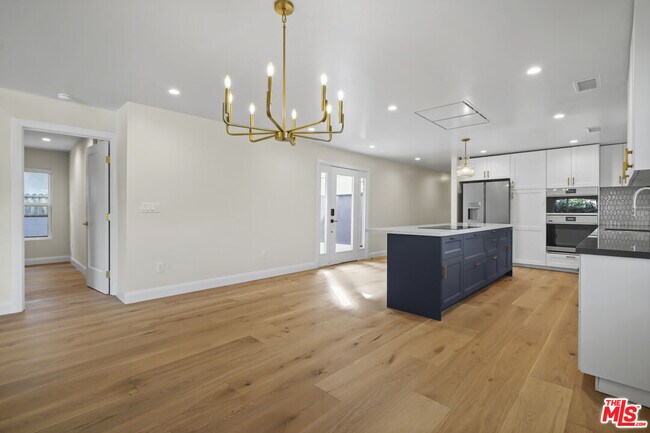 Photo - 4762 Charters Ave