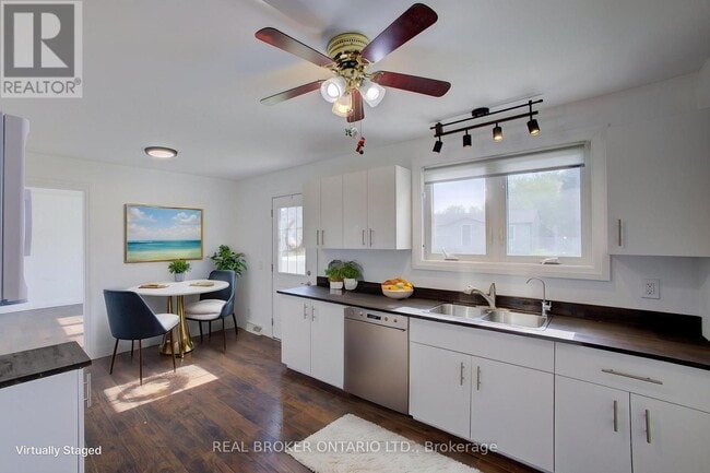 Photo - 387 Countess St S