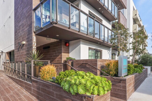 Front Entrance of Kings 126 by Wiseman - Kings Beverly by Wiseman