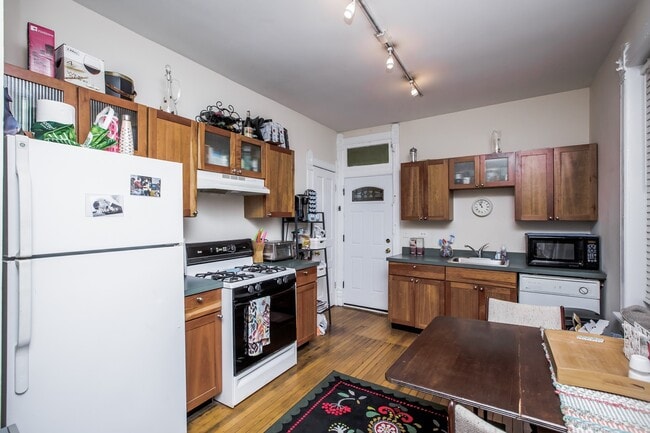 Photo - Spacious 1bed in Bucktown!  Central Air, Dishwasher, FREE Laundry & Internet! Unidad 1F