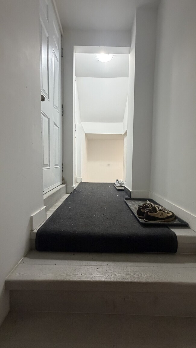Photo - Spacious 4 Bedrooms apartment for rent Unit A
