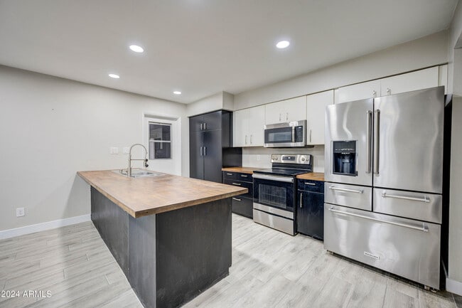 Photo - 2122 E Radcliffe Dr