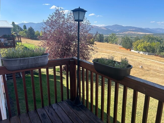 Building Photo - 2320 W Foothills Dr Unit Apt 3