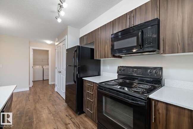 Photo - 4615-4199 199 St NW