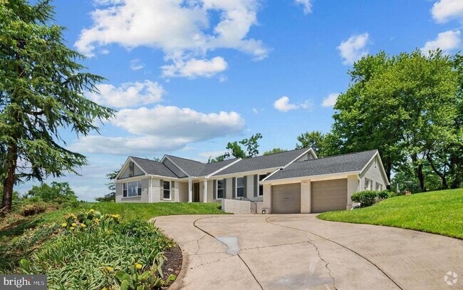 Building Photo - 8200 Clay Dr Rental