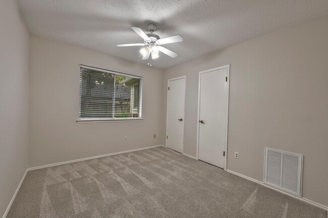 Photo - 2011 Creek Valley Ln