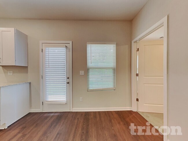 Photo - 1576 Queen Elizabeth Dr