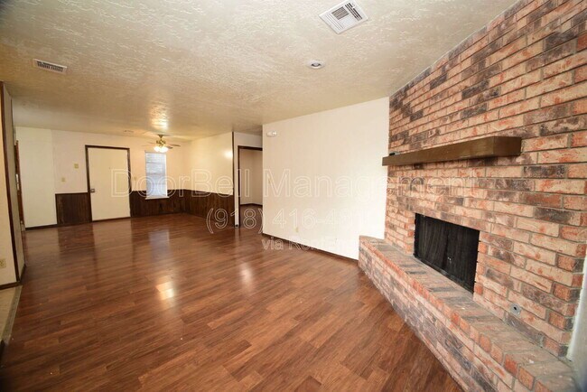 Photo - 746 W Commercial St