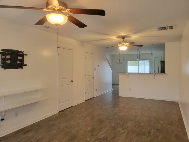 Highly desirable end unit in sought after Cobblestone in Goodlettsville!