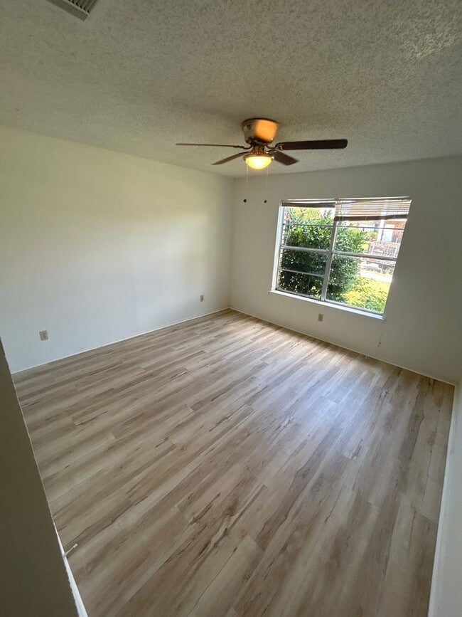 Photo - 5510 Brookview Ct Unidad # B - 1st floor