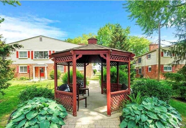 Photo - 721 W Maple Rd