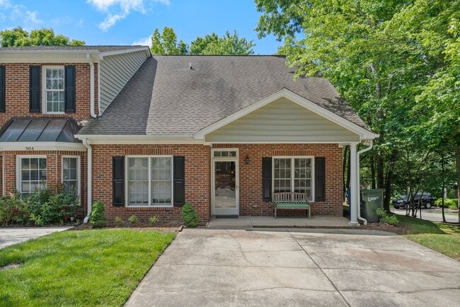 Building Photo - Available 07/10/26! Lovely 3 bedroom townhome close to the Eno River in Country Club Heights!