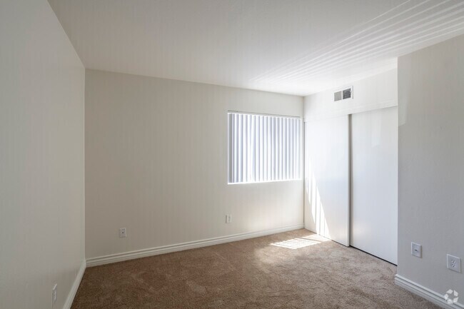 2 BR, 2 BA - 881 SF - Bella Vista