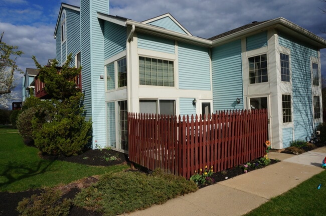 Building Photo - 200 Wheatsheaf Ln Unit 200