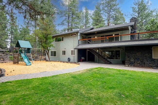 Building Photo - SW Bend Reverse-Living Home on .36 Acres | 5 Bedrooms | 3 Bathrooms