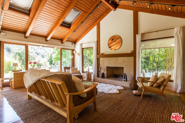 3626 Mandeville Canyon Rd