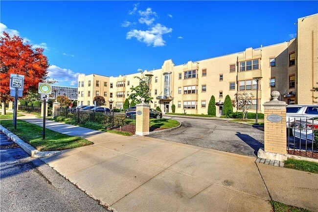 Building Photo - 1180 Narragansett Blvd Unit E2