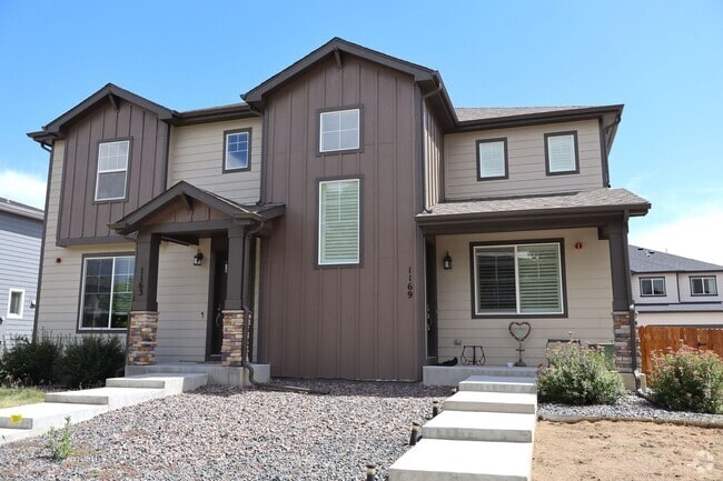 Building Photo - Stunning 3 Bedroom Townhouse