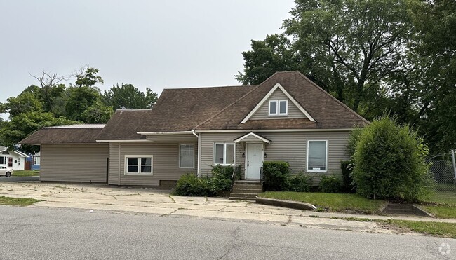 Building Photo - 4 bed 1 bath South Bend - ACCEPTING SECTION 8 Rental