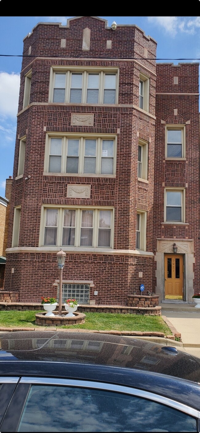 Building Photo - 7921 S Wolcott Ave Rental