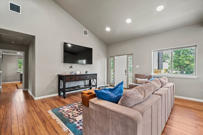 Photo - 1740 W Live Oak St Unit ID1253746P