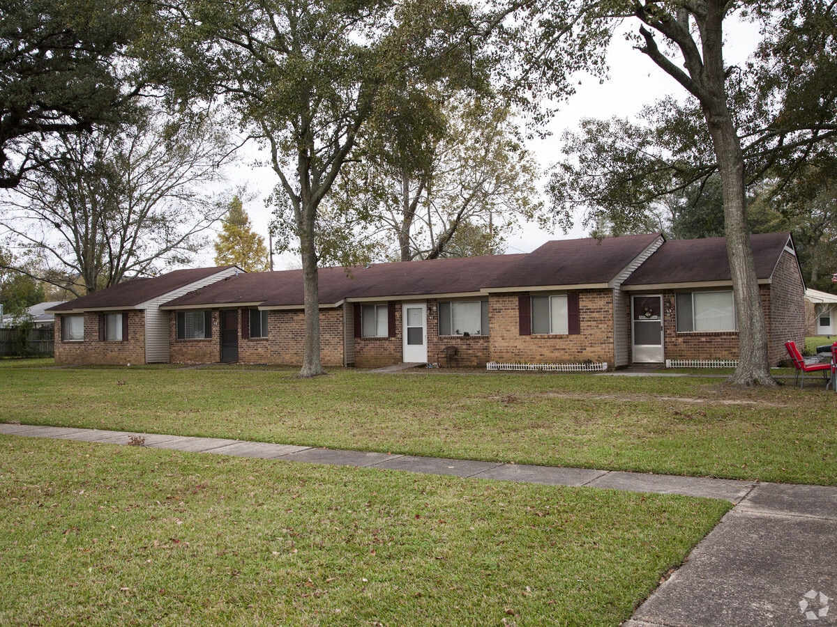 Photo - Village Oaks Apartments