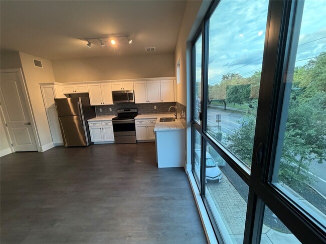 Building Photo - 2727 Houston Ave Unit 202